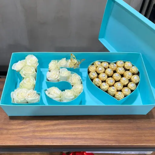 Caja 15 años con rosas importadas y bombones rocher